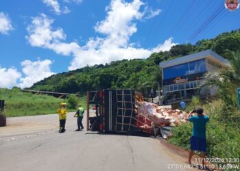 Caminhão tomba ao acessar rotatória em Videira