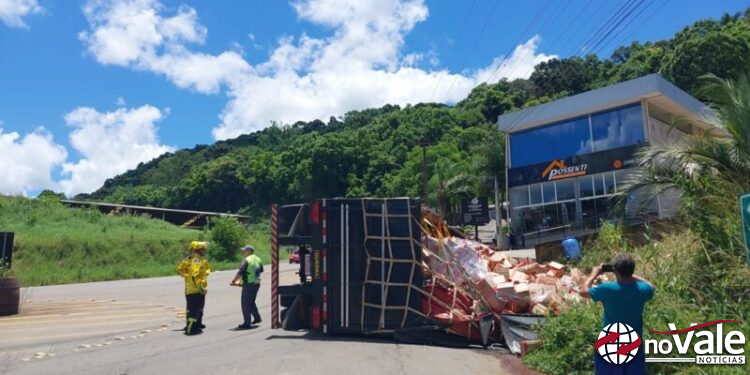 Caminhão tomba ao acessar rotatória em Videira