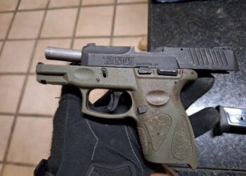 Polícia prende dois homens e apreende duas pistolas, uma delas com registro de furto em Ipira