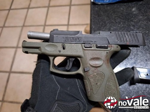 Polícia prende dois homens e apreende duas pistolas, uma delas com registro de furto em Ipira