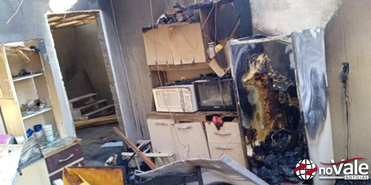 Fogo destrói casa em Ipira durante a madrugada deste domingo (5)