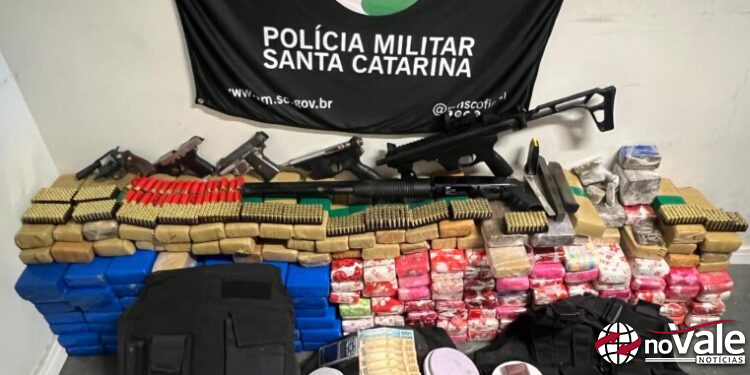 Operação policial apreende 147 kg de maconha e arsenal de armas em SC