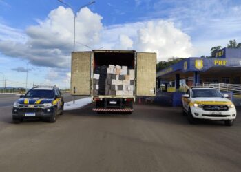 PRE e PRF apreendem caminhão de Erechim com 3,6 mil garrafas de vinho em Irani