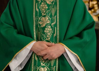 Vaticano permite que homens gays se tornem padres