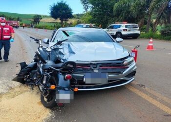 Duas pessoas morrem em colisão entre carro e moto em Caçador