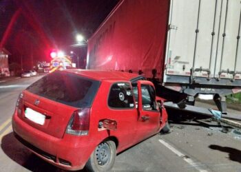 Carro colide em carreta estacionada em Água Doce
