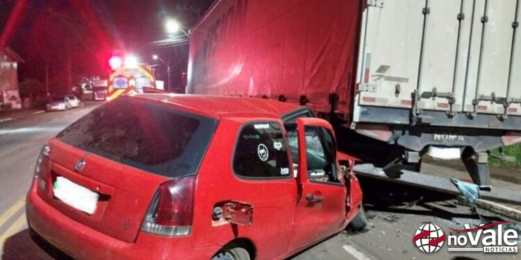 Carro colide em carreta estacionada em Água Doce