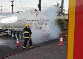 Bombeiros atendem vazamento de nitrogênio em caminhão na BR-282