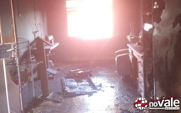 Bombeiros controlam incêndio em residência em Santa Cecília
