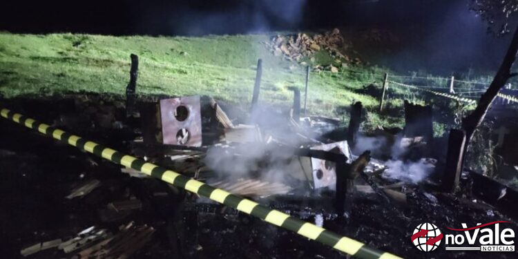 Jovem morre carbonizado após incêndio em residência em Fraiburgo