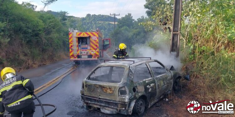 Veículo incendeia após colidir contra poste de energia em Videira