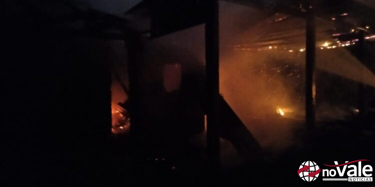 Incêndio destrói garagem no interior de Jaborá