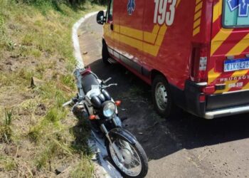 Jovem fica ferido em queda de motocicleta na SC-135, em Ibiam