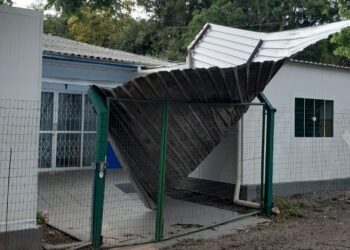 Vendaval danifica parte da cobertura da sede da AMA em Capinzal