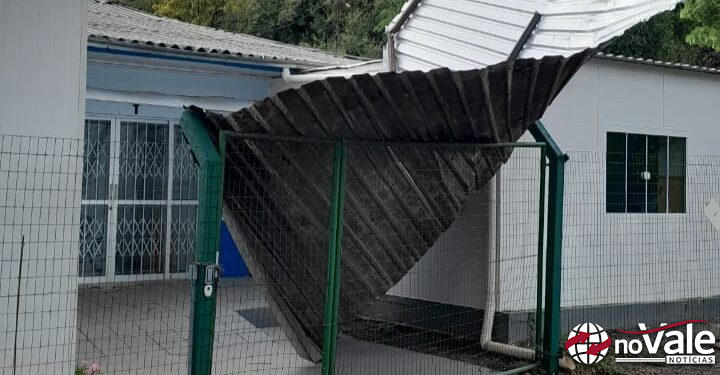 Vendaval danifica parte da cobertura da sede da AMA em Capinzal