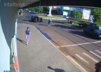 Mulher é atropelada por trator da prefeitura em Porto Lucena (RS) (vídeo)