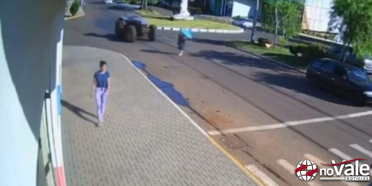 Mulher é atropelada por trator da prefeitura em Porto Lucena (RS) (vídeo)