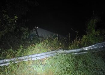 Caminhão sai da pista e colide em árvores em Água Doce
