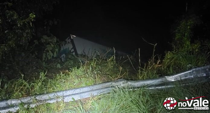Caminhão sai da pista e colide em árvores em Água Doce
