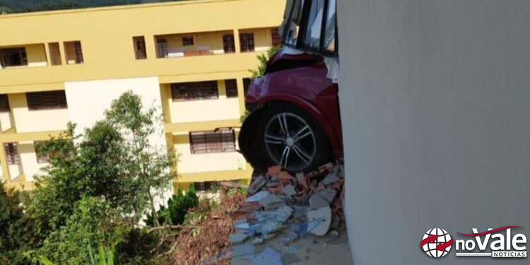 Condutor perde controle e colide com o veículo contra garagem em Tangará