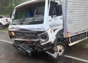 Colisão entre caminhão e caminhonete deixa duas vítimas fatais na BR-282