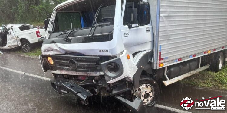 Colisão entre caminhão e caminhonete deixa duas vítimas fatais na BR-282