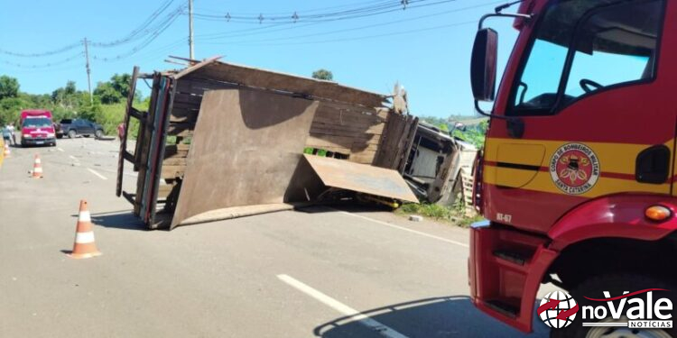Caminhão tomba na SC-135 em Tangará