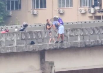 Policial militar de folga impede jovem de pular da ponte em Joaçaba
