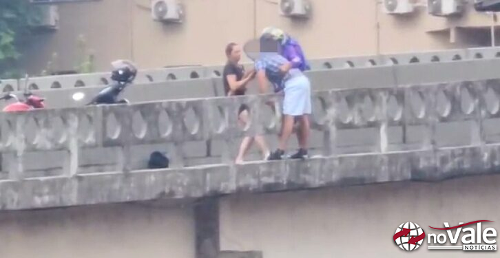 Policial militar de folga impede jovem de pular da ponte em Joaçaba