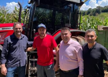 Prefeito, Vice e Diretor de Agricultura acompanham avanço dos trabalhos de silagem em Capinzal