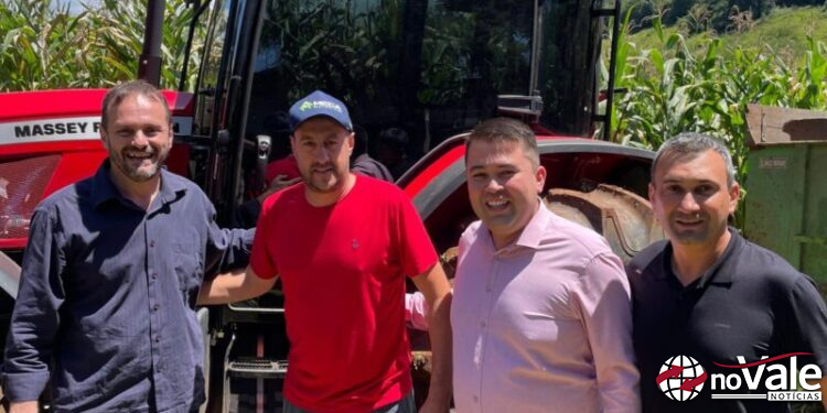 Prefeito, Vice e Diretor de Agricultura acompanham avanço dos trabalhos de silagem em Capinzal