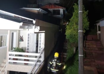 Incêndio em residência mobiliza bombeiros em Videira