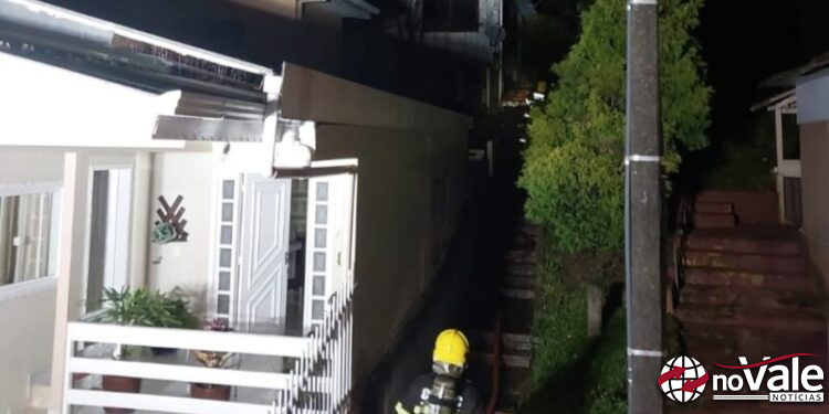 Incêndio em residência mobiliza bombeiros em Videira