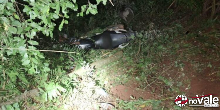 Saída de pista de motocicleta tira a vida de passageiro de 22 anos na SC-155