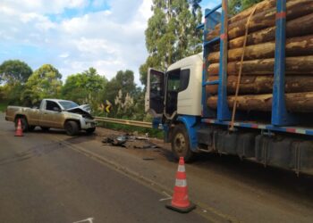 Colisão frontal entre caminhão e caminhonete deixa motorista ferido na SC-150