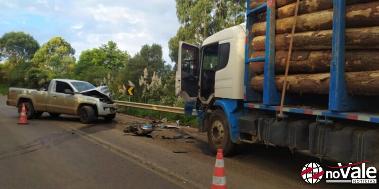 Colisão frontal entre caminhão e caminhonete deixa motorista ferido na SC-150