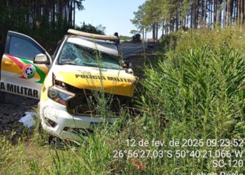 Acidente entre viatura da PRE e caminhão deixa policial gravemente ferido em Lebon Régis