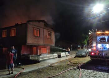 Incêndio destrói residência de dois pavimentos em Vargem Bonita