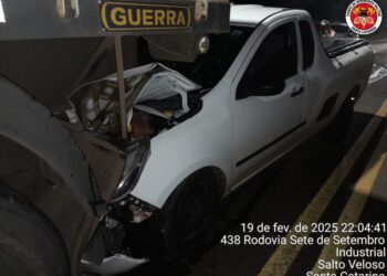 Colisão traseira entre Montana e carreta deixa motorista ferido em Salto Veloso
