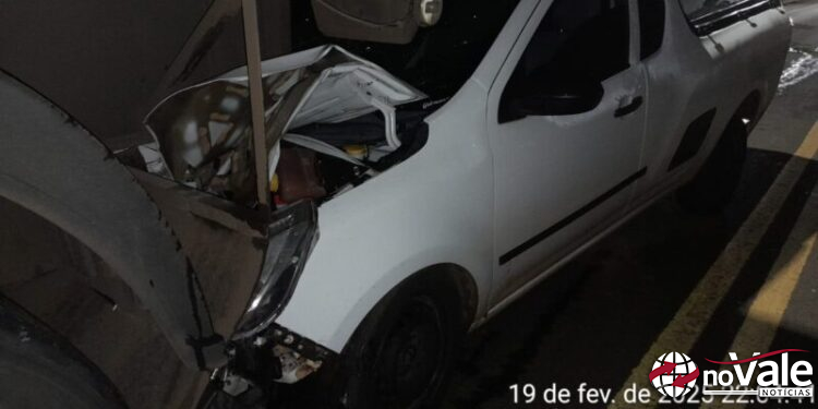 Colisão traseira entre Montana e carreta deixa motorista ferido em Salto Veloso
