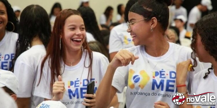 Governo começa a pagar Pé-de-Meia para quem se formou no ensino médio