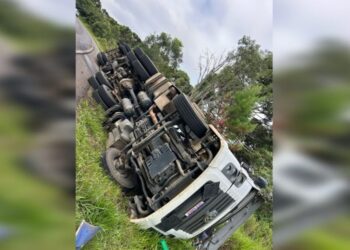 Motorista fica ferido em tombamento de caminhão entre Vargem e Campos Novos