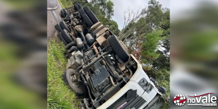 Motorista fica ferido em tombamento de caminhão entre Vargem e Campos Novos