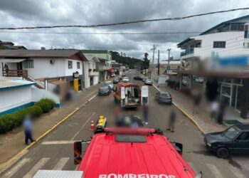 Acidente no centro de Fraiburgo deixa motociclista ferida