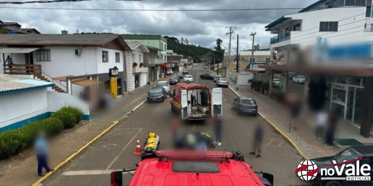 Acidente no centro de Fraiburgo deixa motociclista ferida