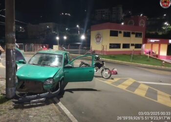 Bombeiros atendem acidente entre carro e moto em Videira