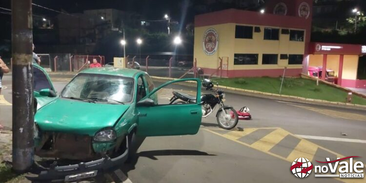 Bombeiros atendem acidente entre carro e moto em Videira