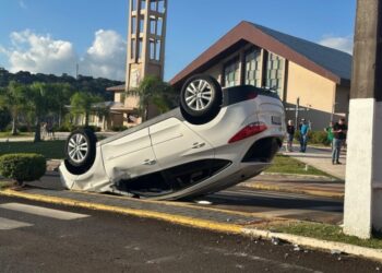 Adolescente de 14 anos capota veículo após colisão em Ponte Serrada