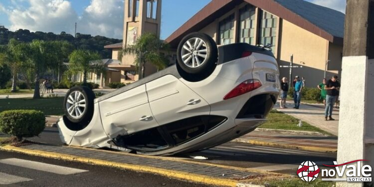 Adolescente de 14 anos capota veículo após colisão em Ponte Serrada