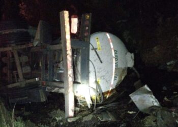 Motorista morre em capotamento de caminhão tanque na BR-470